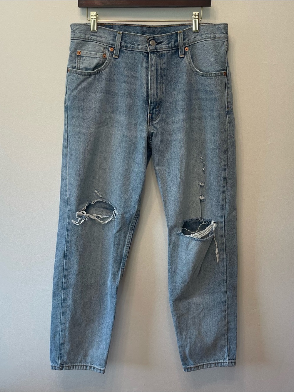 Levi’s Distressed Light Wash 550’s 33x32 100% cotton